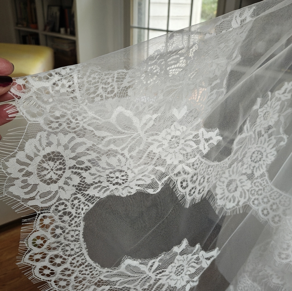 Elegant Off White Lace Veil With Blusher - Picture 7 of 10